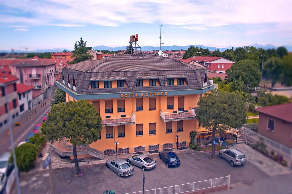 Hotel Quattro Strade Гарбаньяте-Міланезе Екстер'єр фото