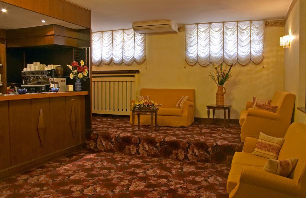 Hotel Quattro Strade Гарбаньяте-Міланезе Екстер'єр фото